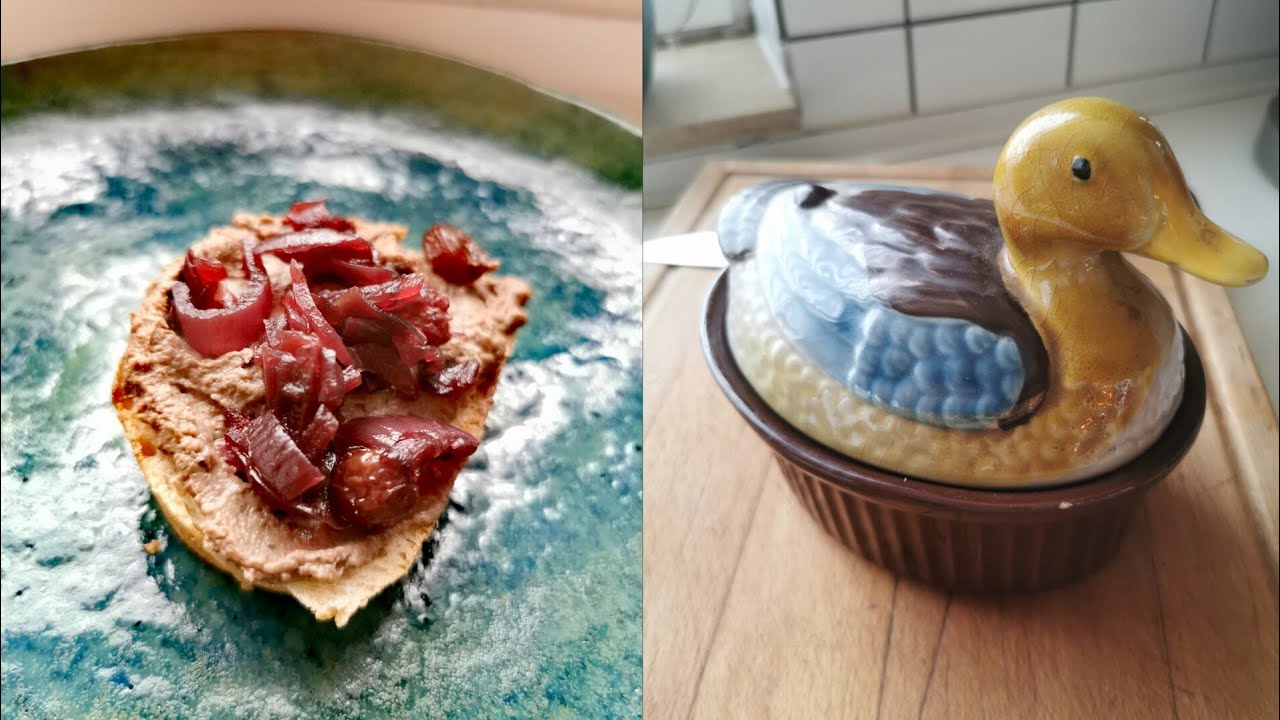 Geflügelleberpastete Hähnchenleber mit Weinbrand Zwiebelconfit mit Sultaninen Rotwein auf Baguette
