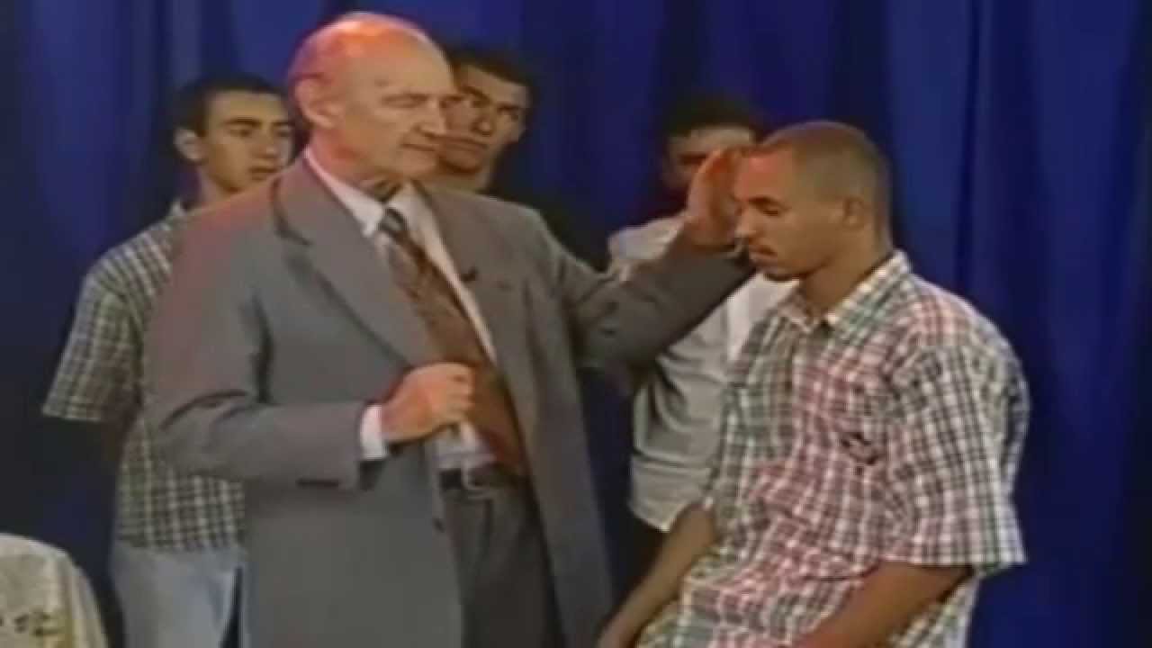 Padre Quevedo demonstra SUGESTÃO realizando ponte humana