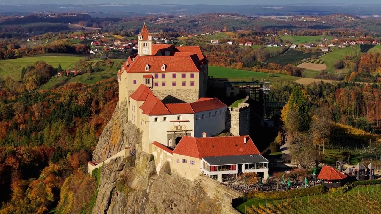 Riegersburg im Herbst 4K