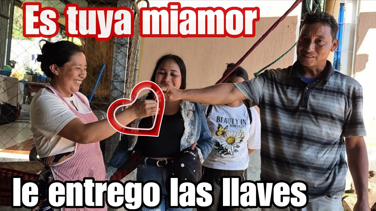 Con un bes0 y abraz0 mi hermano le entrega su regalo a Lilian🥰q lindos!
