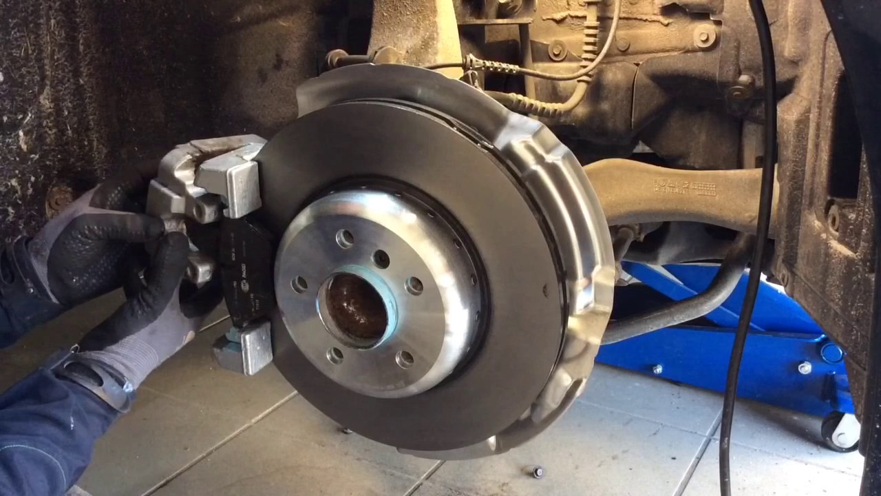 BMW 5er F11 Bj.2011 Bremsscheibe u. Schutzblech vorne wechseln Teil 2/2