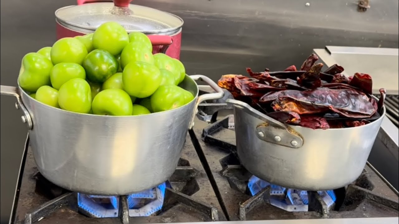 LA PATRONA LE ASEN FALTA UNAS CASUELAS MAS GRANDES Y LA DOÑITA COCINANDO PARA SU BB 