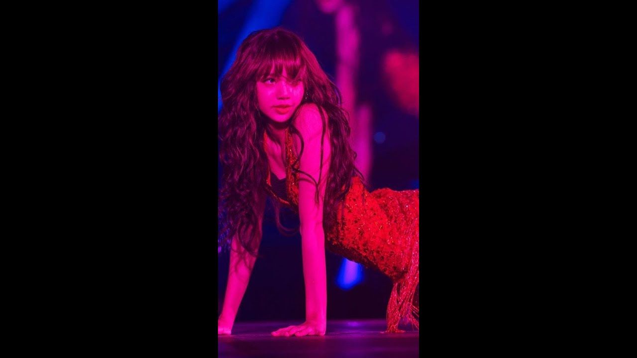 BLACKPINK BEING HOT......