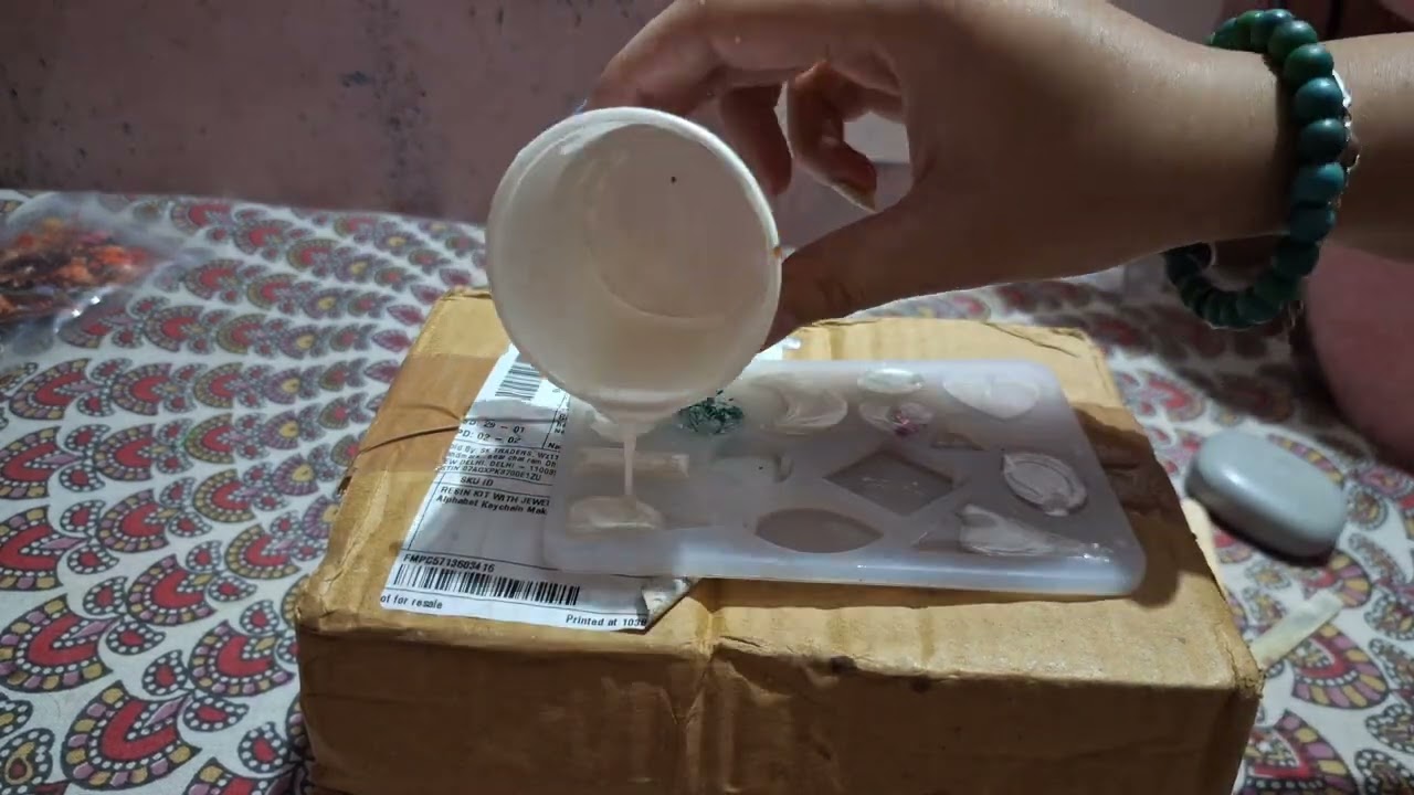 Keychain of resin art fir beginners guide must watch the video 📹 #trend #viral #viralvideo #resinart