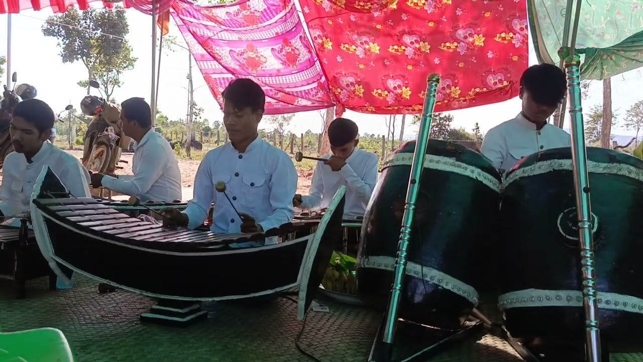 ក្រុមវង់ភ្លេងពិណពាទ្យលេងកំដររោងបុណ្យដៃរនាថដោយប្អូនគង់