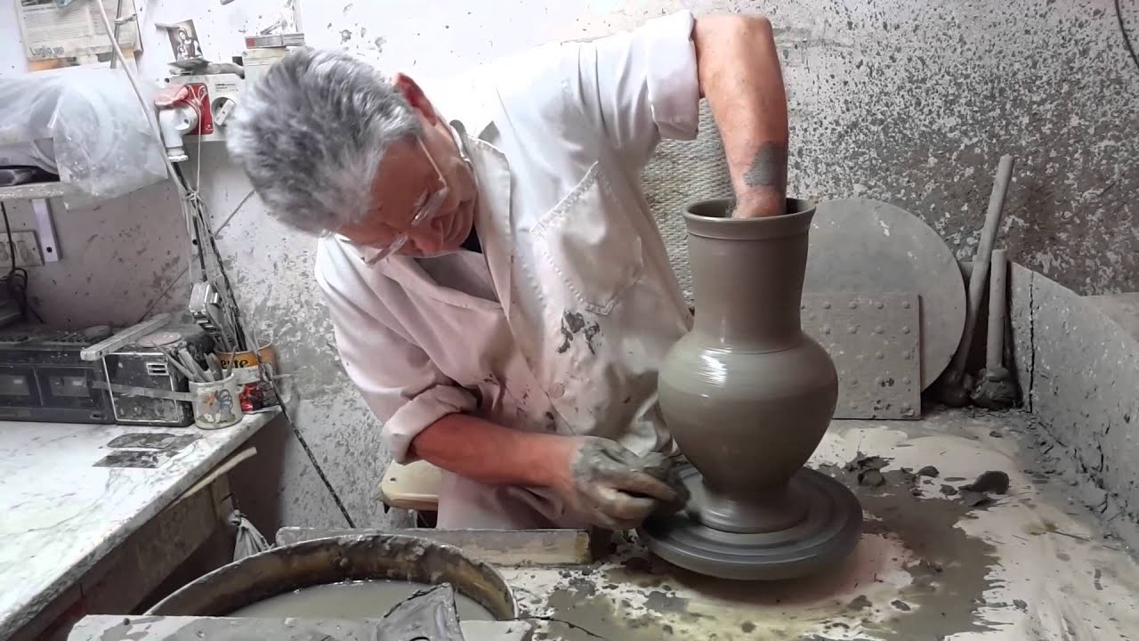 Ceramica Galeone Grottaglie. Lavoro eseguito al tornio