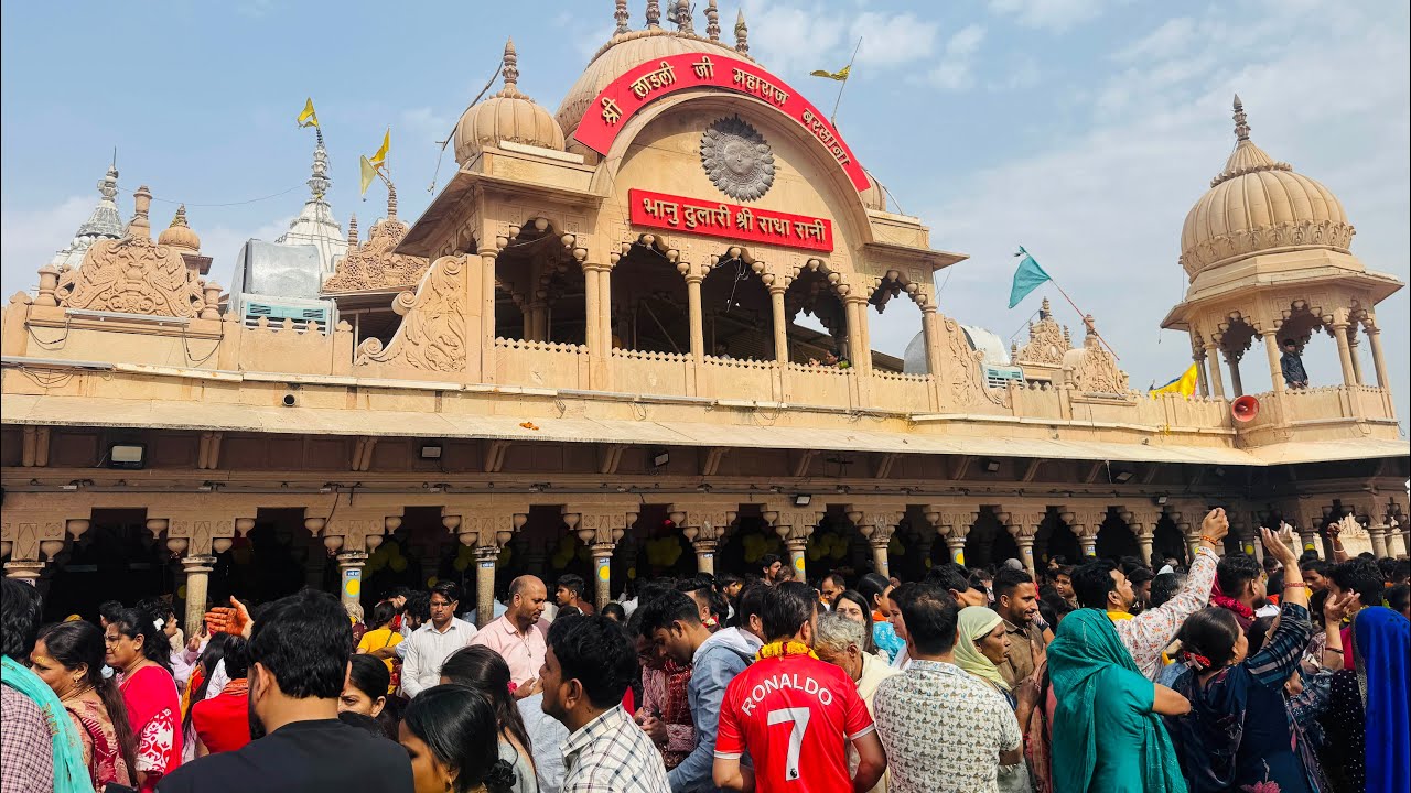🌸आज एकादशी पर श्री राधा रानी जी बड़ी परिक्रमा दर्शन राधे राधे जी 👏#barsana #parikrma #radharani 