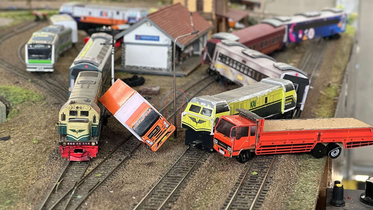 Kereta Api Panjang CC206 Vintage Anjlok dari Rel Menabrak Truk Fuso Besar Sampai Zigzag di Atas Rel