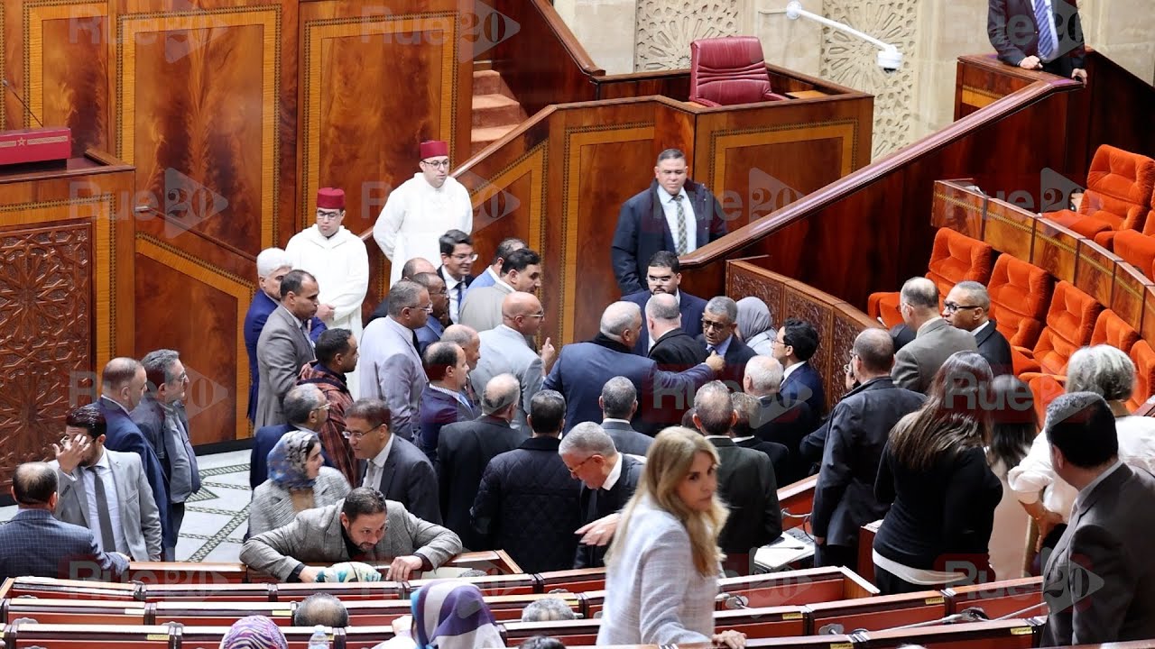 وزير الداخلية يتدخل لمنع مناوشات كادت ان تتحول الى عراك وسط البرلمان بين وزير العدل ونواب البيجيدي