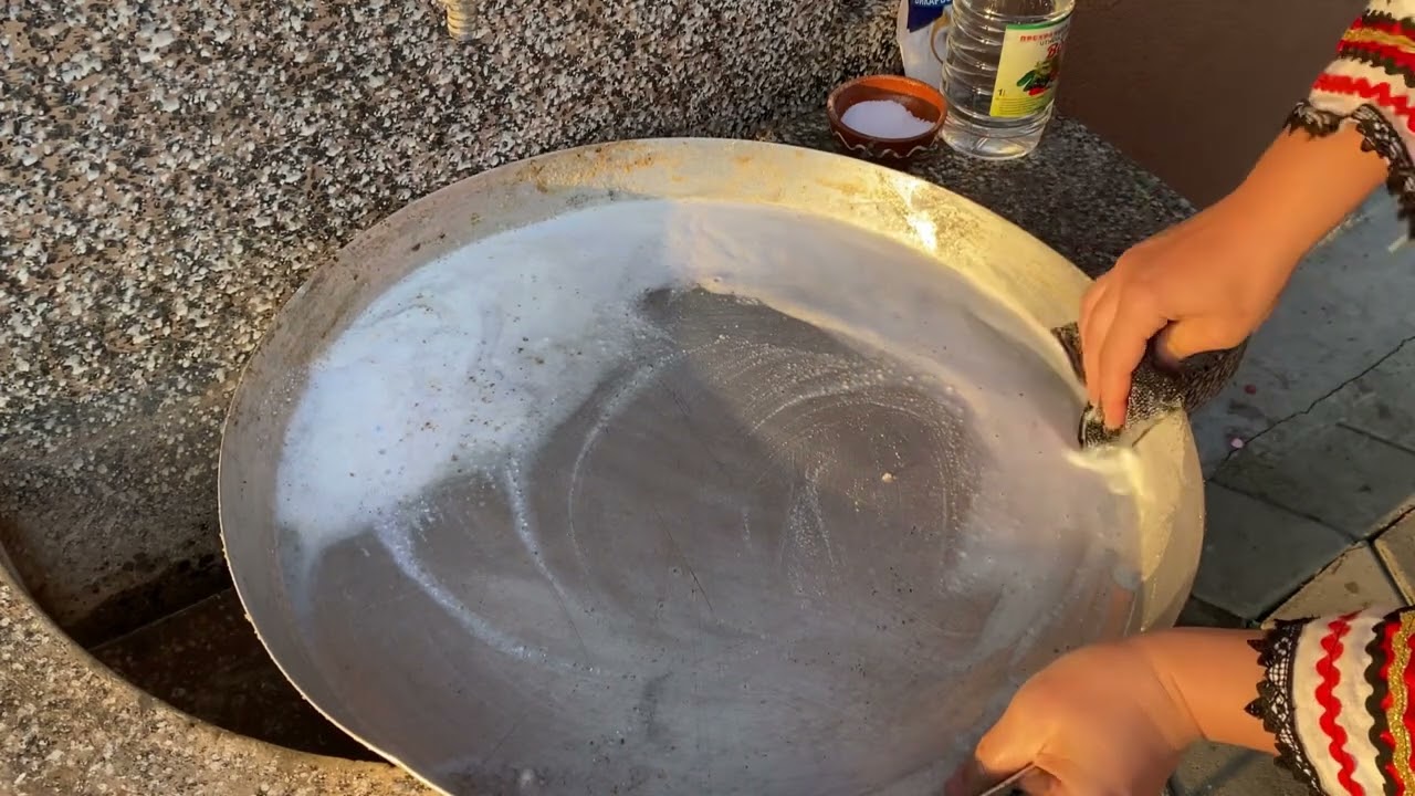 Si te Pastrojm Tepsien Xix ,Pas Pergaditjes se Flis ,Pites me Produktet qe i Kemi ne Shtepi