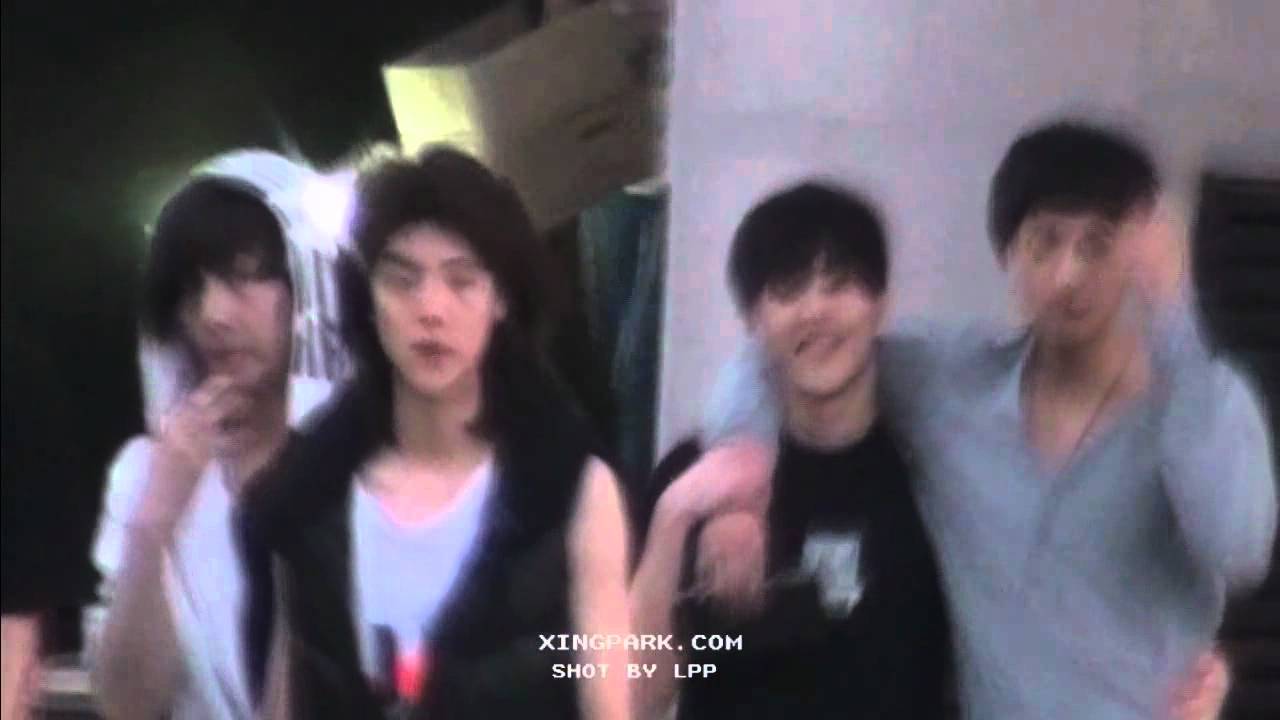 110525 Predebut Luhan Lay Kris Tao Xiumin @ near SM, crossing the road Fancam [xingpark]