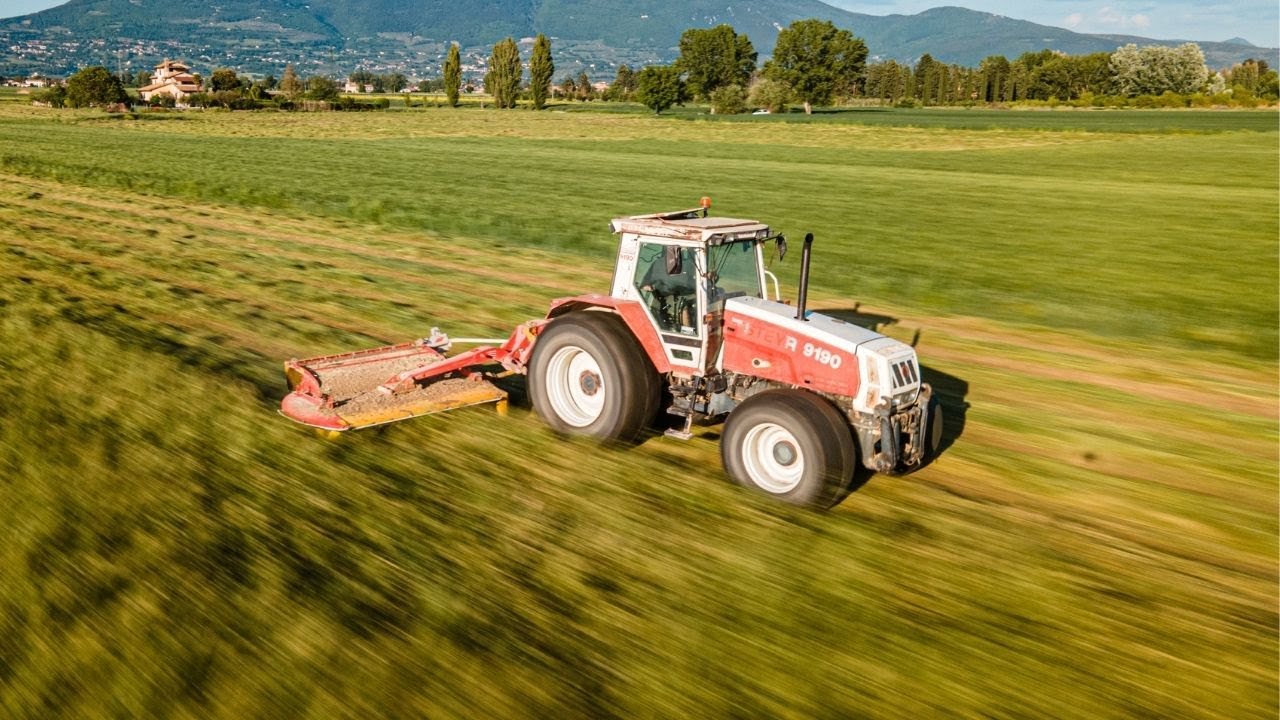 Sfalcio erba medica con Steyr 9190 & Valtra 6750 | Pottinger & Krone mower