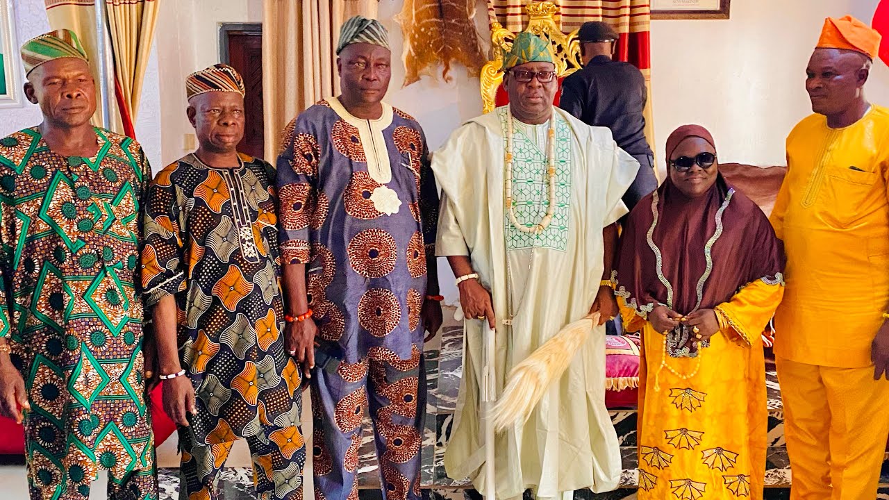 KABIESI ASEYIN ABD AND HIS CHIEFS WELCOME ALH KAFILAT KAOLA BACK TO HER TOWN ISEYIN.
