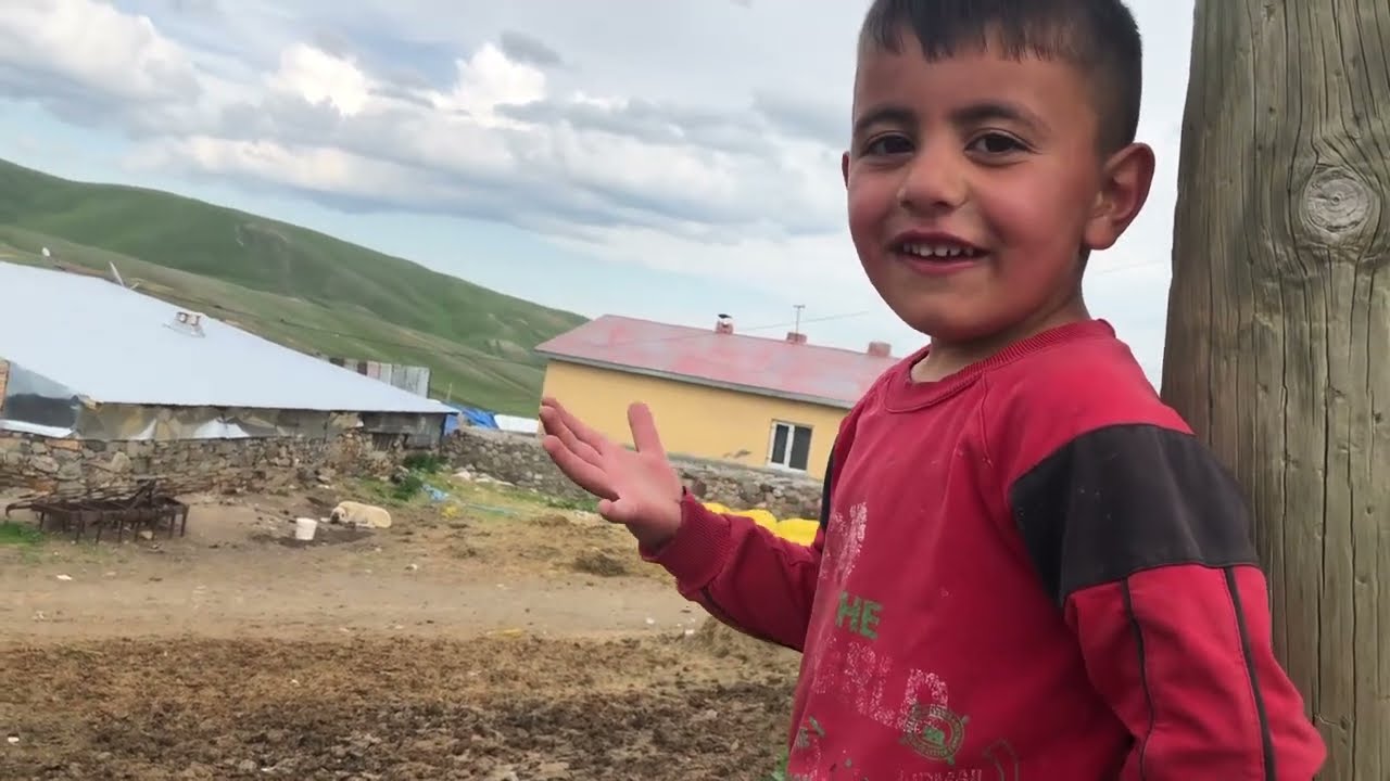 DÜNYANIN EN GÜZEL KÖYÜ VE NEŞELİ ÇOCUKLARI