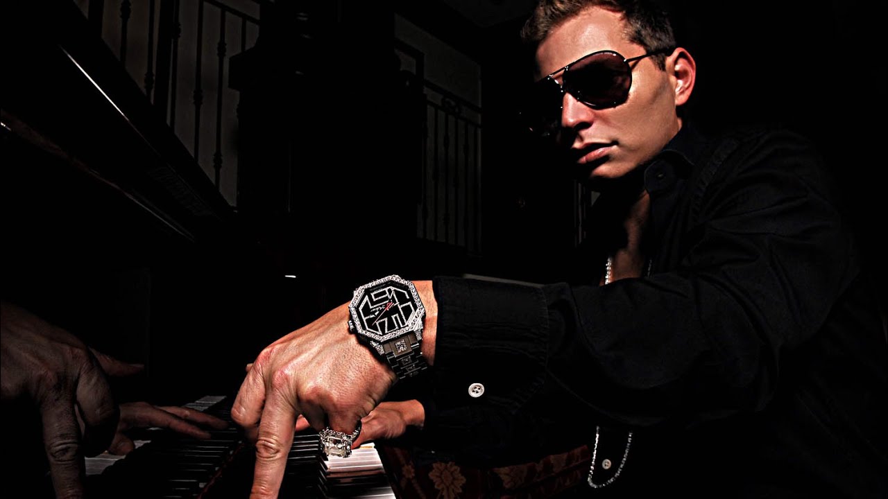 Scott Storch Playing Some Of His Classic Beats On The Piano