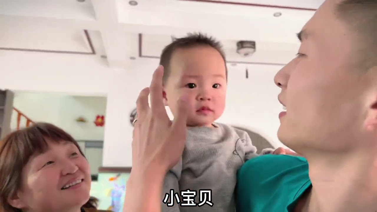 牛牛摔下床小董怒吼婆婆？宝宝成长过程跌跌撞撞磕磕碰碰在所难免，身为奶奶心里还是很内疚。#小董家里事 #婚后