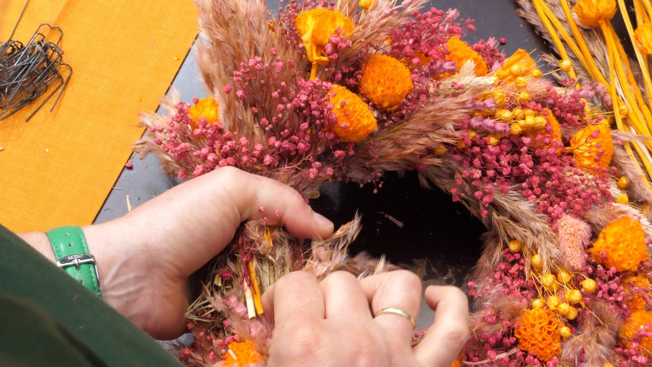 Knallbunter Trockenblumenkranz: DIY-Herbstkranz in leuchtenden Farben