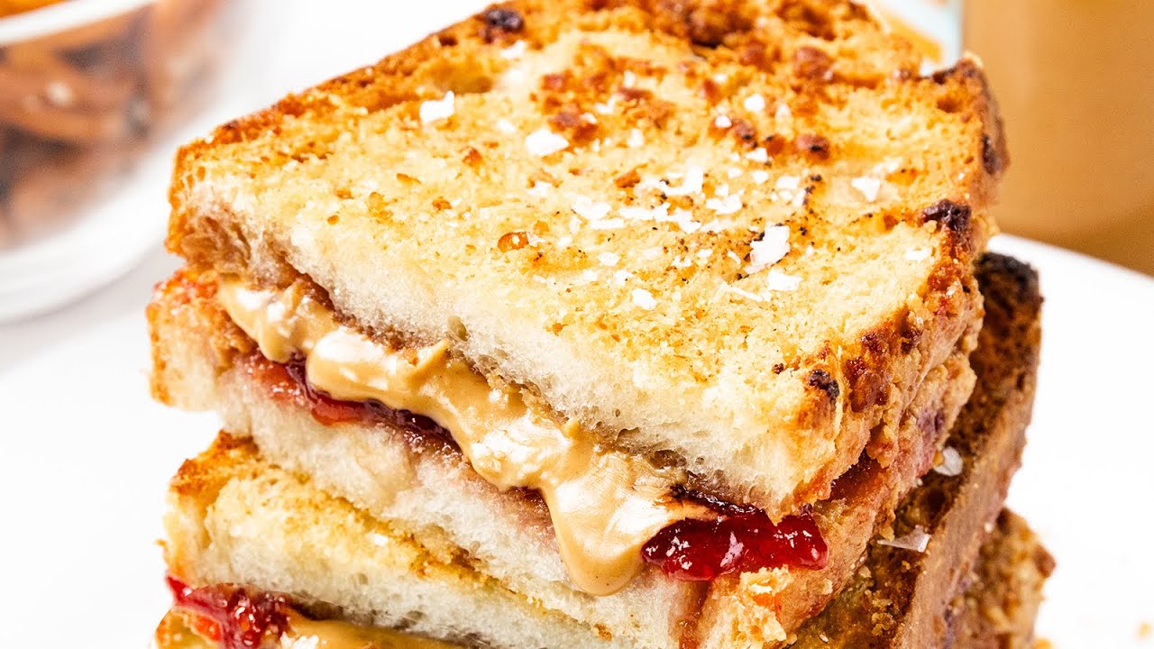 Классический бутерброд с арахисовым маслом и джемом обмакивают в крендельки и обжаривают на гриле...