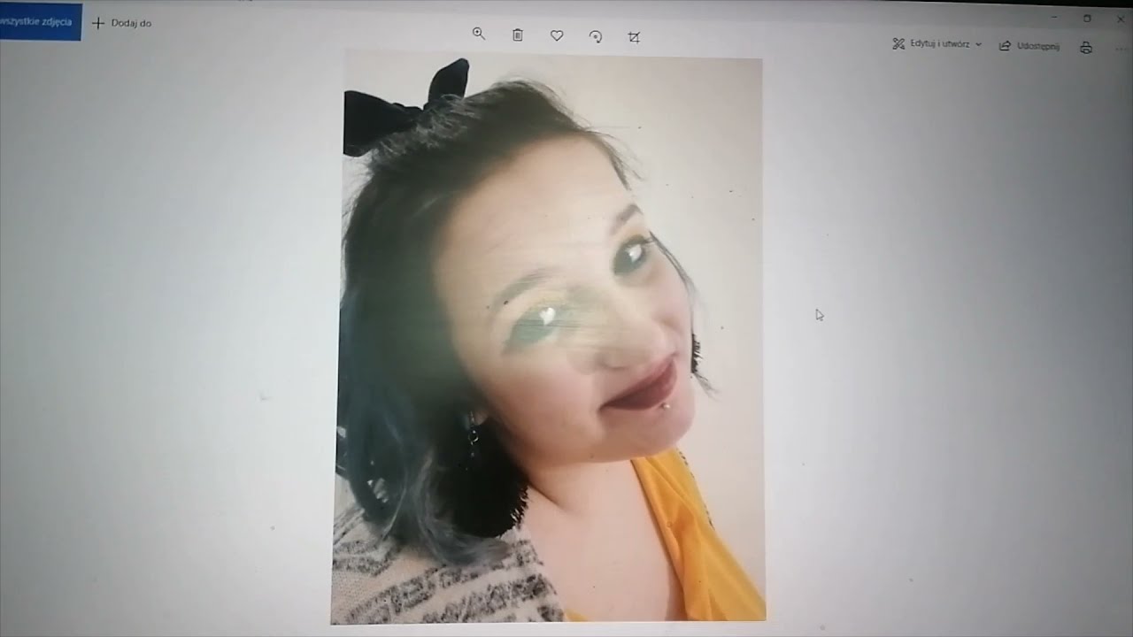 Robię autoportret kredkami akwarelowymi