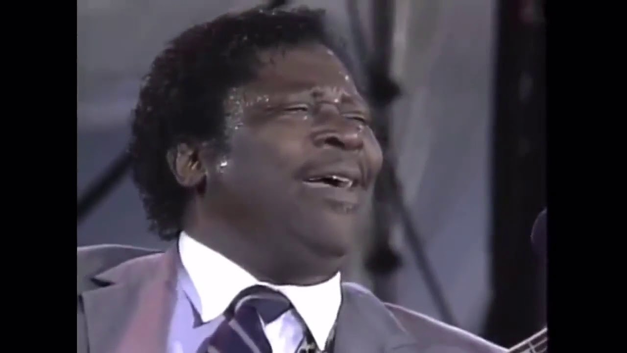 BB King breaks a guitar string mid-song and handles it like a pro.