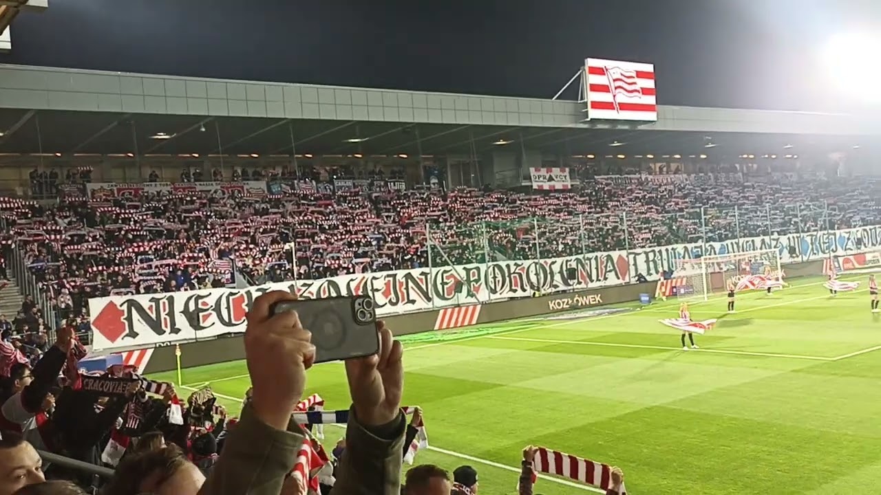 Hymn Lecha podczas meczu przyjaźni z Cracovią przy Kałuży 💪🤝 #CRALPO