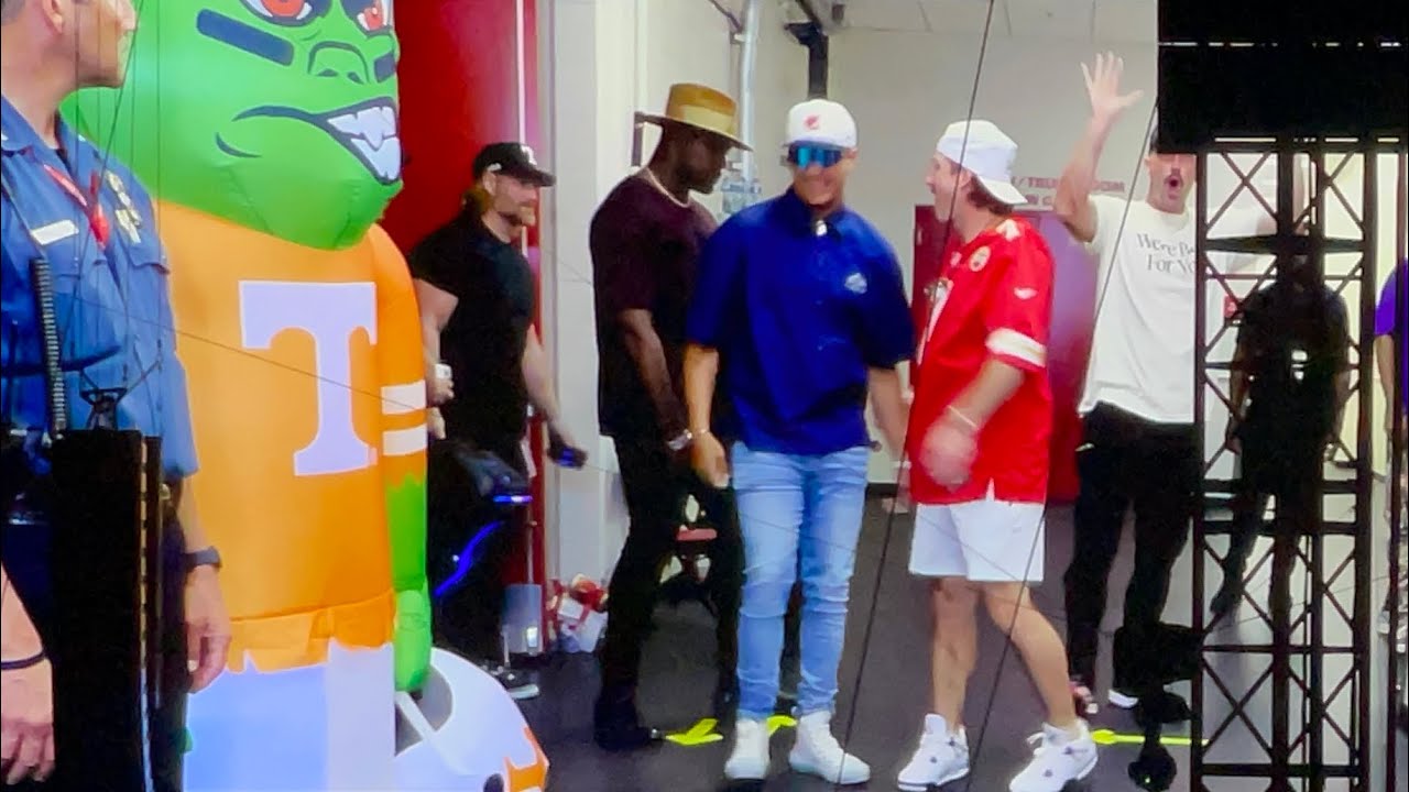 Morgan Wallen, Travis Kelce and Patrick Mahomes intro at One Night At A Time Tour!