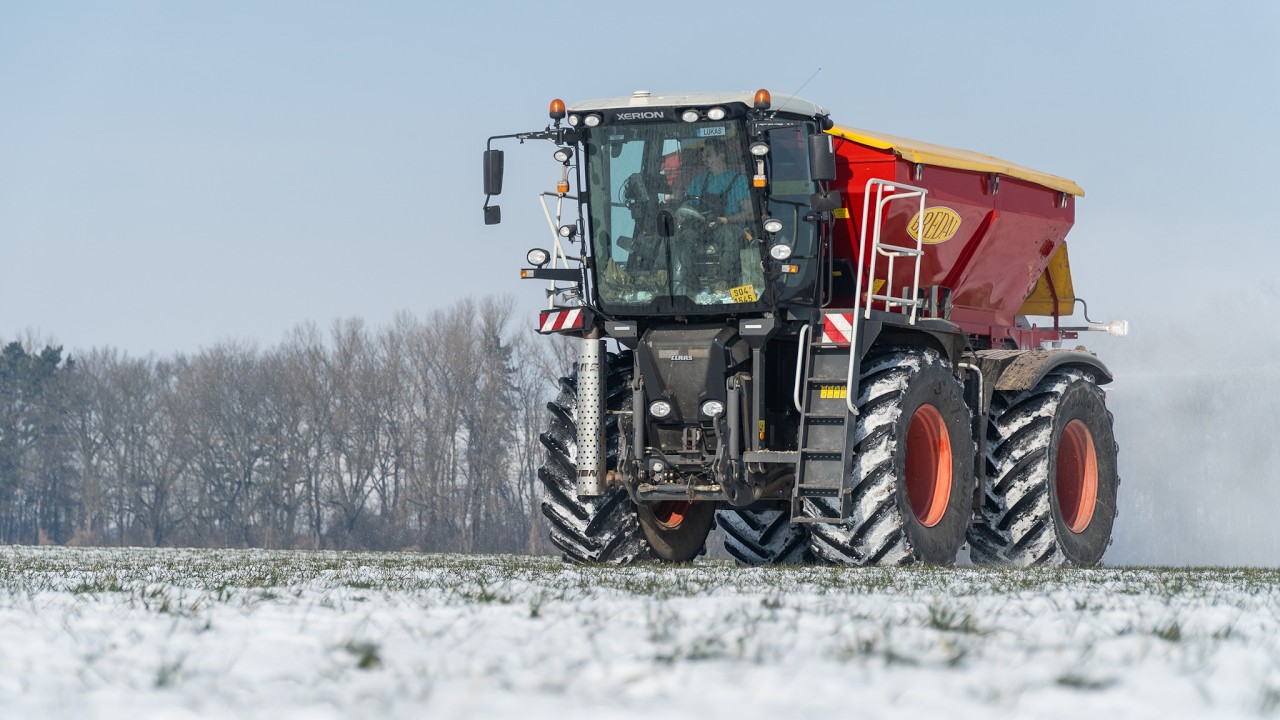 Přihnojování 2025 - BLACK Claas Xerion 3300 SaddleTrac + Bredal
