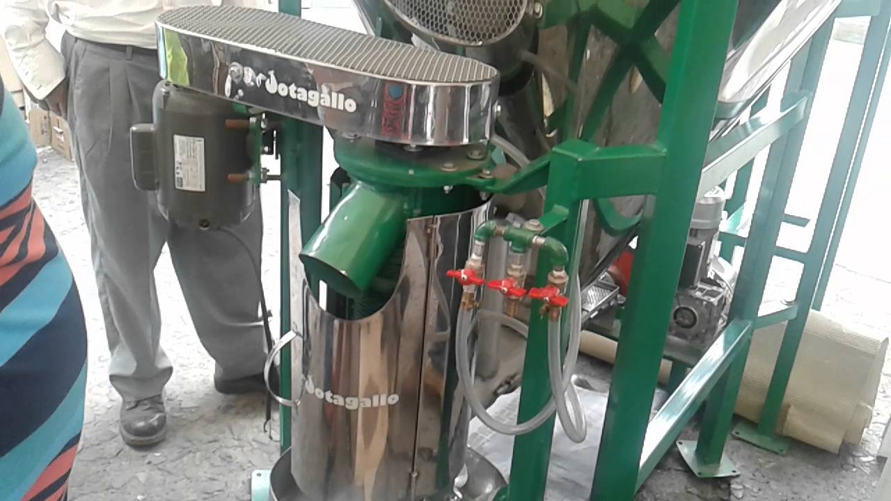 Maquinas para el procesamiento del cafe en la calle del cafe