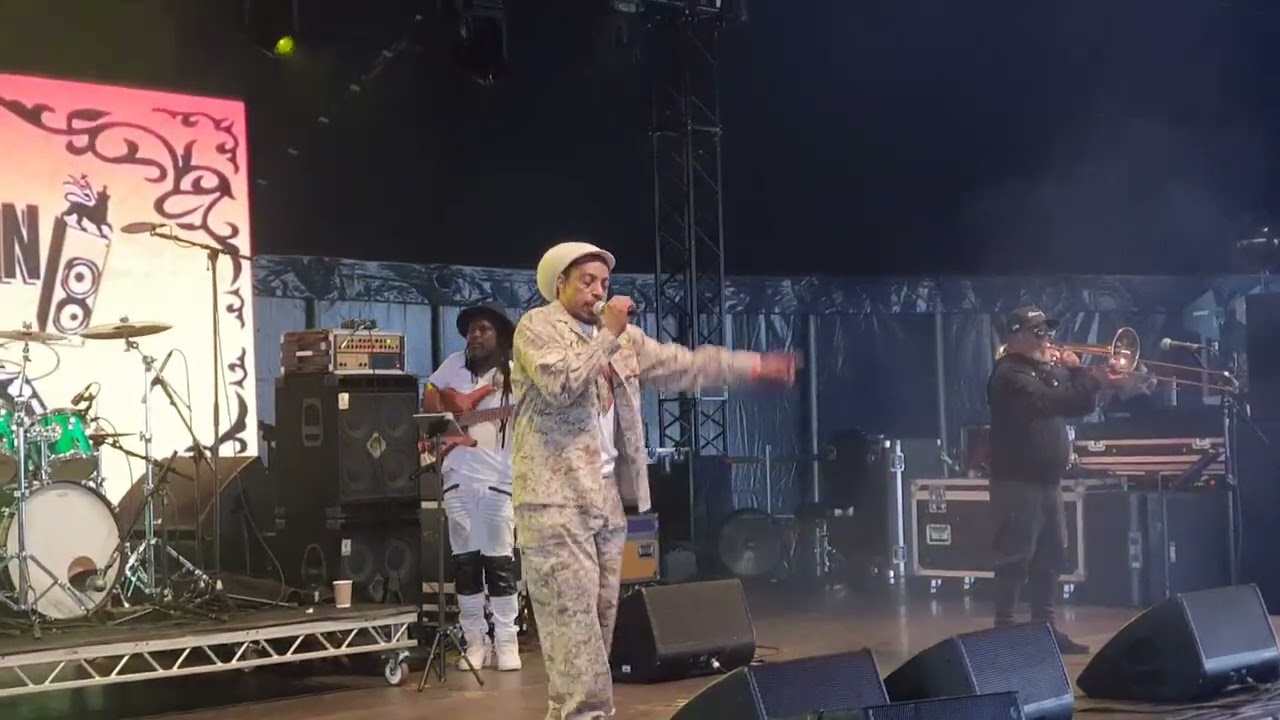 earl sixteen live