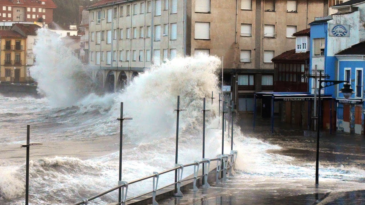 Temporal Asturias: Enormes olas golpean contra edificios en Luanco