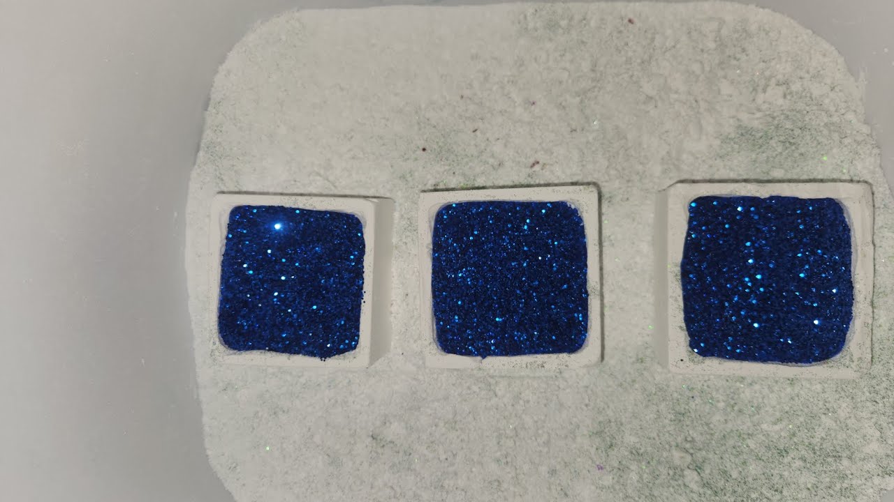 Crunchy blue gymchalk glitter bombs #fyp #gymchalkasmr #Sleepaidasmr #asmr #satisfyingvideo #glitter