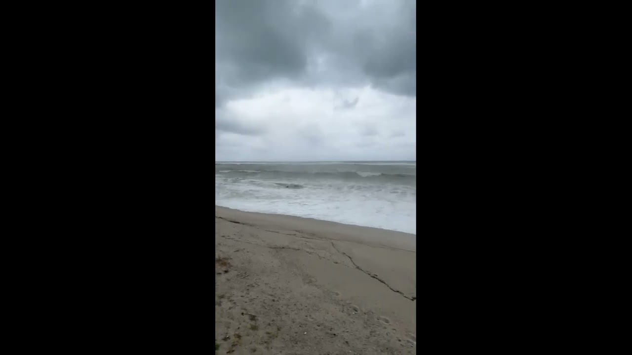 Maltempo Calabria, il mare inizia a crescere a Roccella Jonica: l'inizio della mareggiata