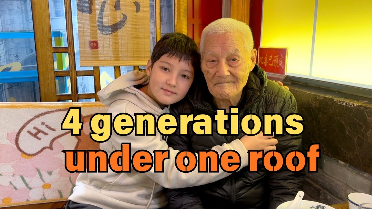 The four-gen family ate out, and Jason kept serving his great-grandpa food.四世同堂，杰森一直给太爷夹菜。