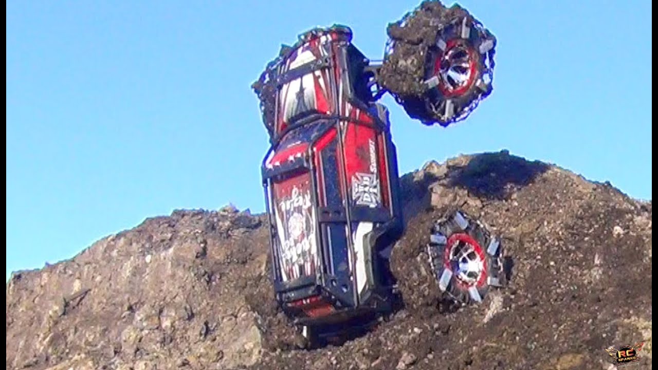 RC ADVENTURES - TRAXXAS SUMMiT - SPiKED CHAiNS Claw into the MUD CLiFF WiTH EASE!
