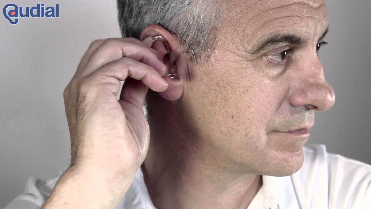 Manipulation d'une aide auditive contour d'oreille