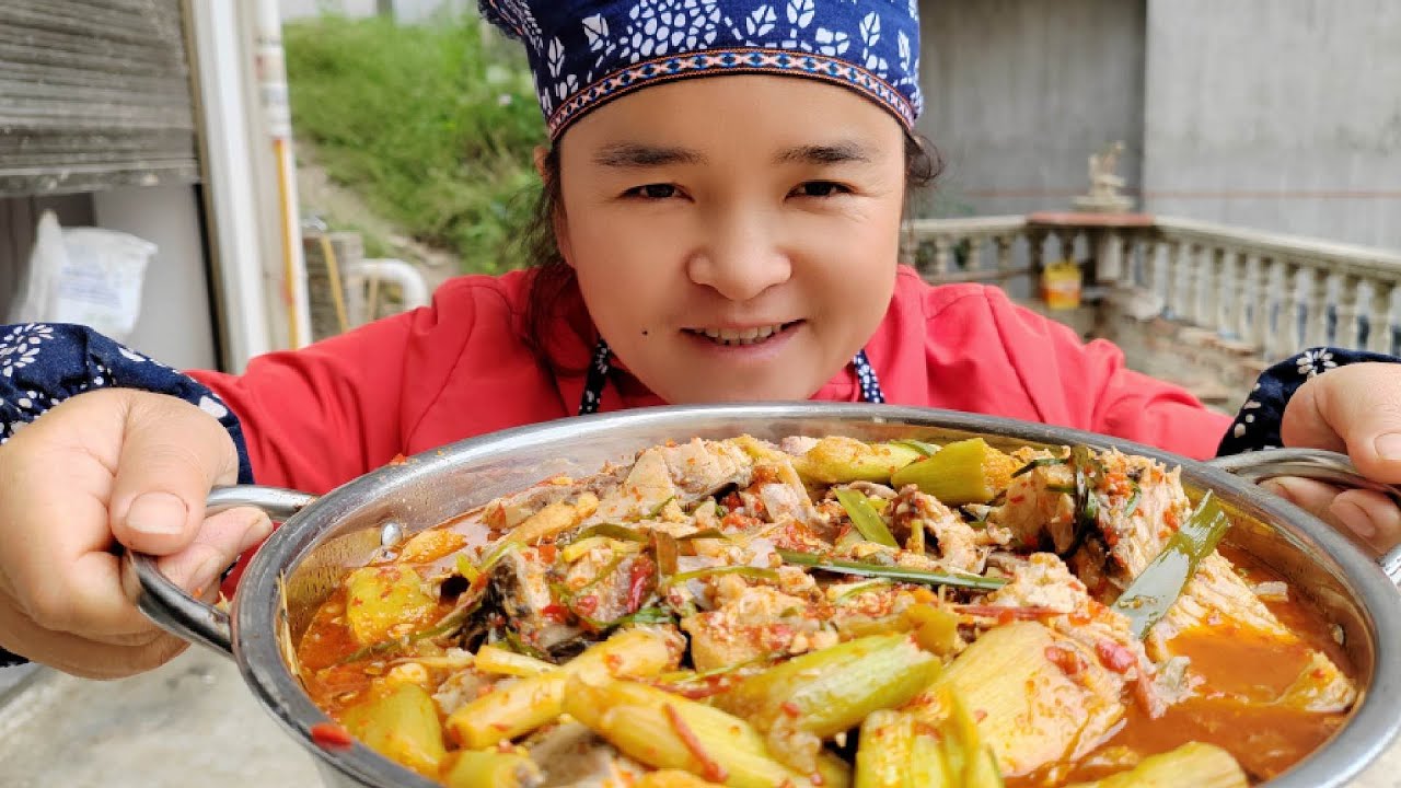 小猪野钓来4条大鲤鱼，煮贵州酸汤鱼，苗大姐米饭吃了一碗又一碗