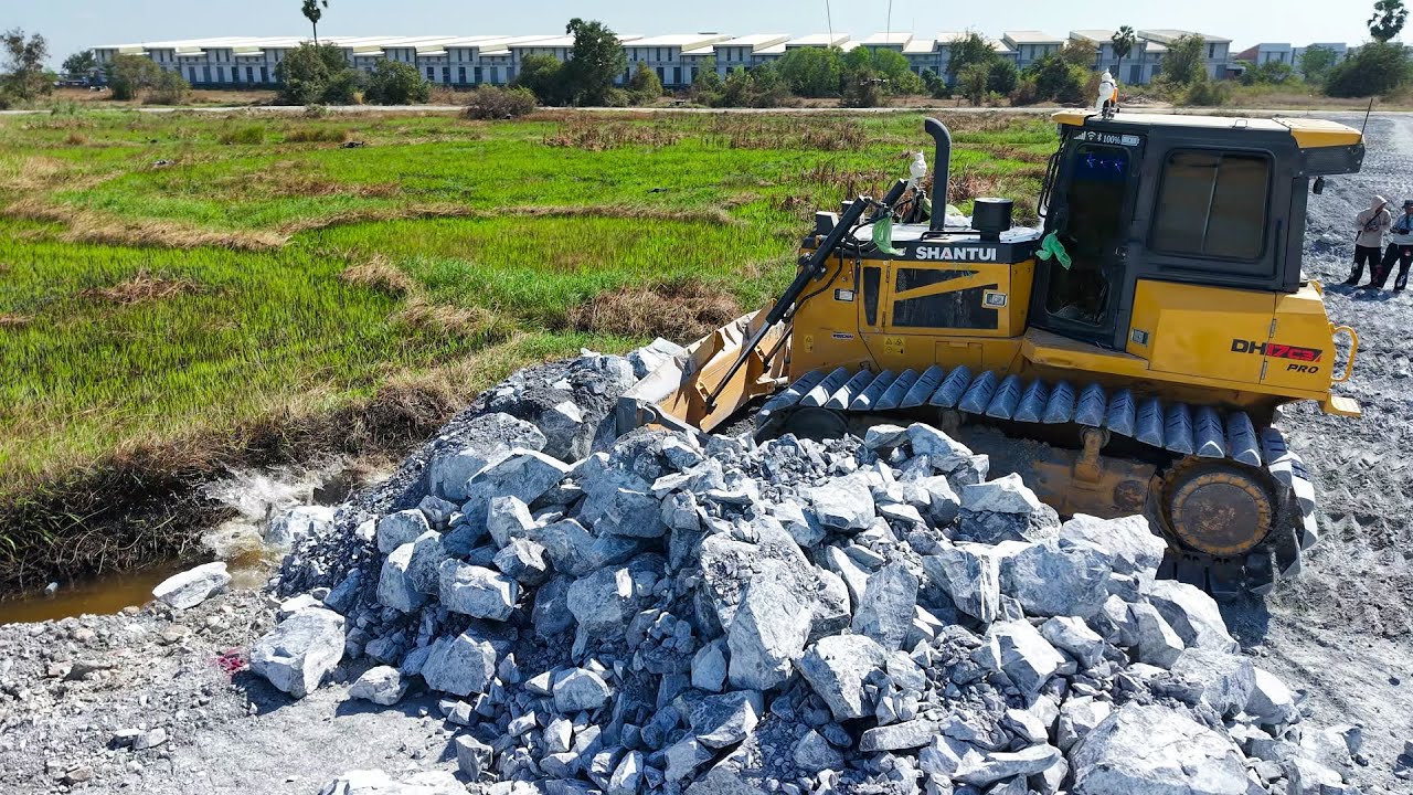 Nice Start to Landfill Project! Bulldozer Pushes Stone with 25T Truck