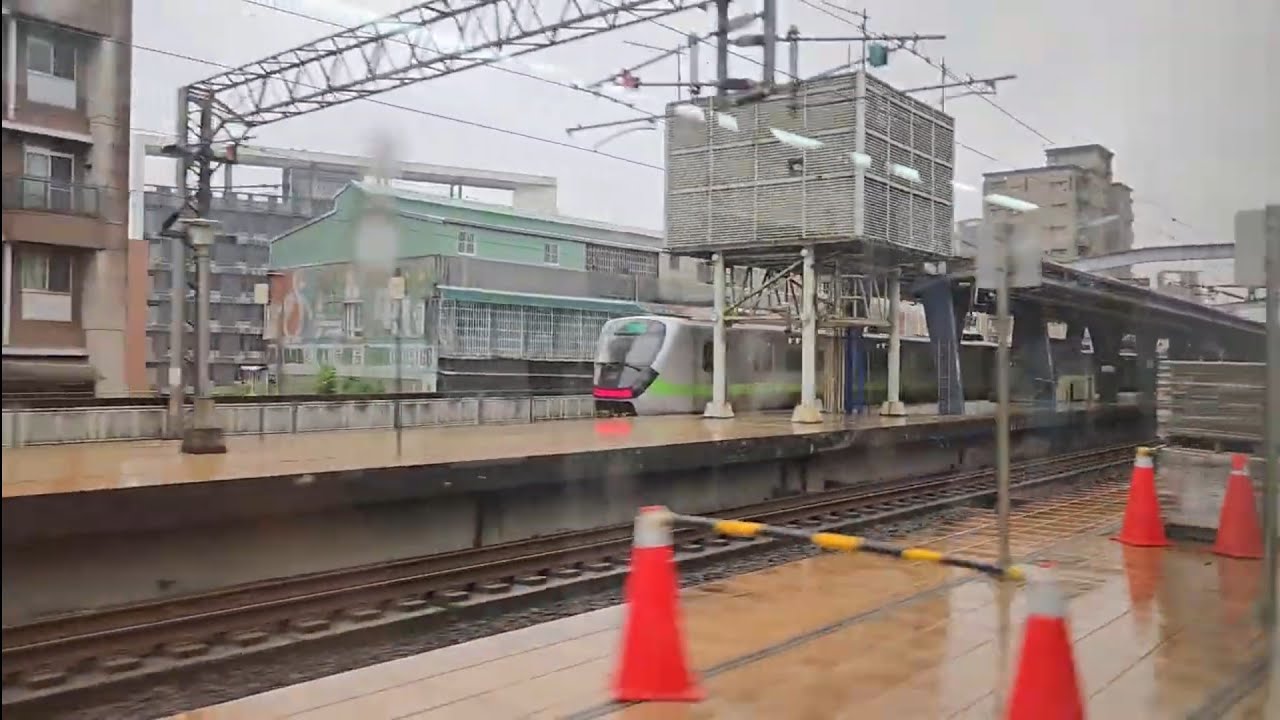1202次新竹發車經由西部幹線開往基隆銀綠色微笑號EMU900型十輛一編組EMU916區間車，和4208次樹林發車經由宜蘭線開往蘇澳的EMU800型八輛二編組EMU889+EMU890二代微笑號區間車