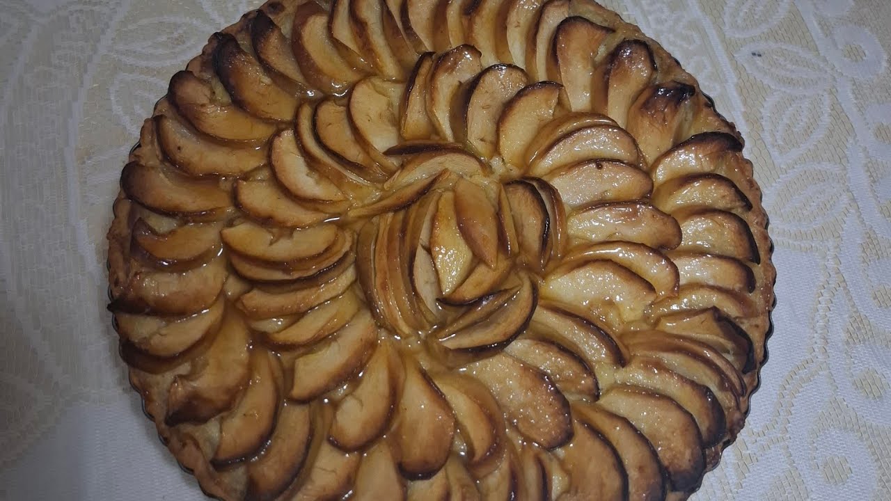 تارت بالتفاح بنينة بعجينة طرية و كريمة خفيفة بطريقة سهلة و ناجحة Recette tarte aux pommes delicieuse