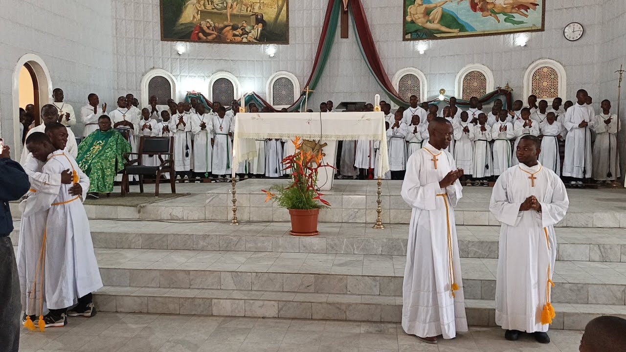 RETOUR EN IMAGE DE LA PASSATION DES CORDONS DES SERVANTS D'AUTEL DE LA PAROISSE CHRIST - ROI