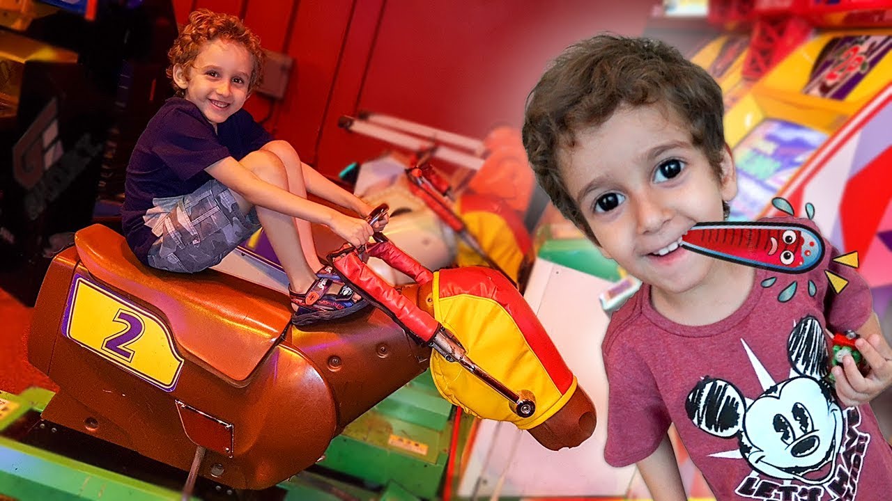 Toquinho no Médico e Paulinho no Parquinho de Jogos - Família Paulinho e Toquinho