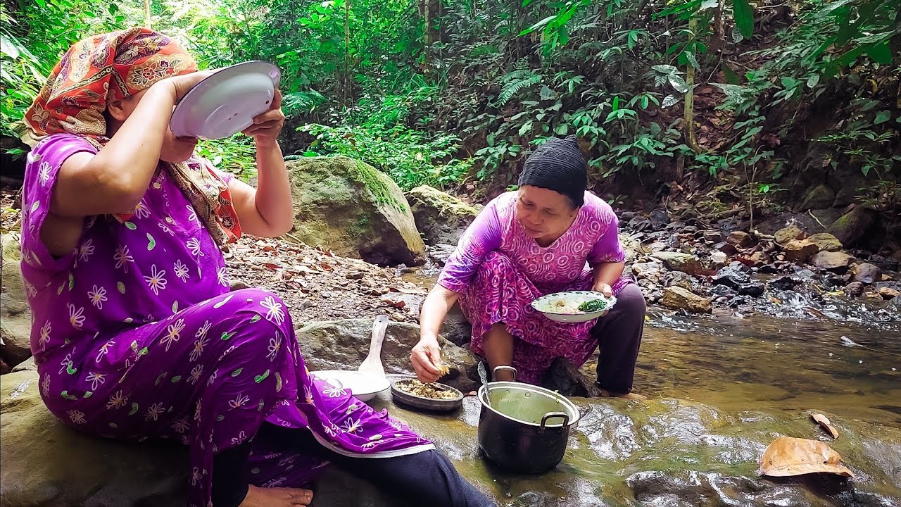 Petualangan 2 wanita dayak  mencari ikan di sungai dan sayur di hutan belantara
