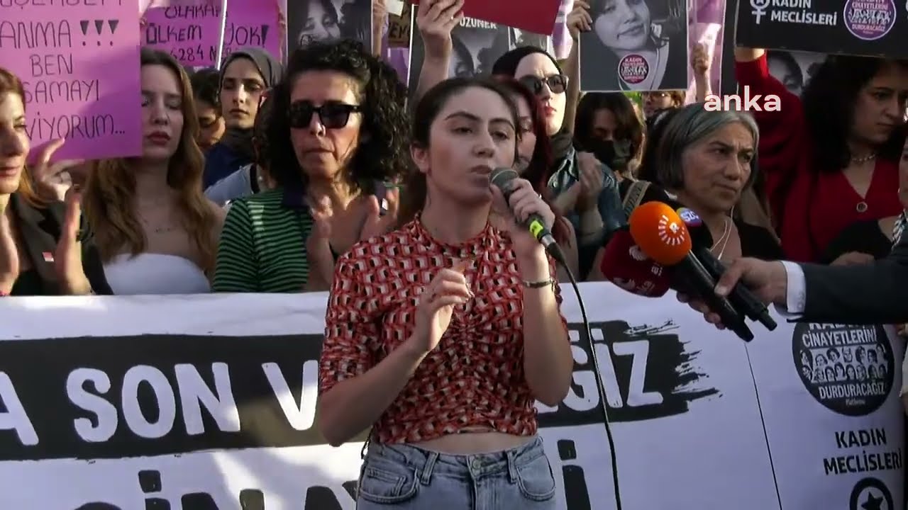 Kadın Cinayetlerini Durduracağız Platformu, Edirnekapı Surları'nda açıklama yapıyor