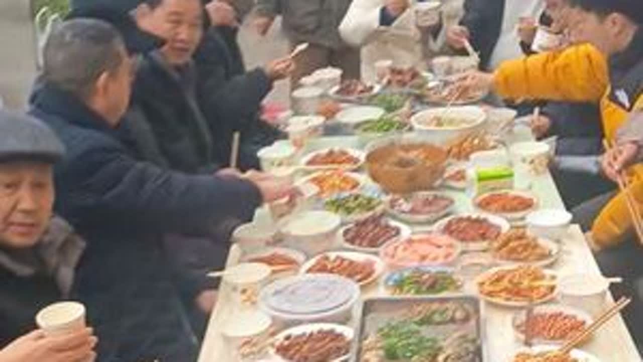 热闹的四川洪雅县小区邻居团年迎新春现场 #记录我们的民族风俗 #回老家才有的人间美味 #农村风俗习惯就是这样 #民间实拍 #记录我们的地方风俗