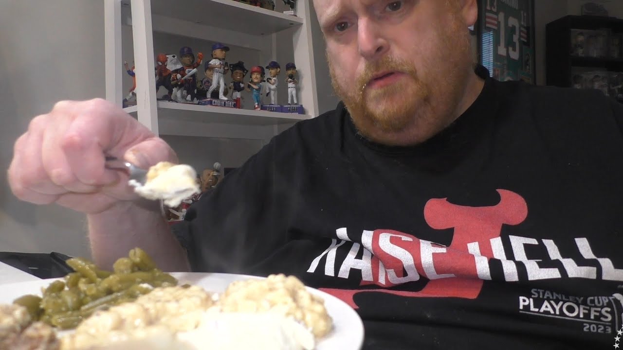 Tank Cooks готовит куриный жареный стейк с деревенской подливкой