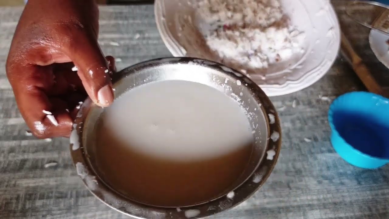 how to extract coconut milk//jinsi ya kukuna nazi bila kutumia mbuzi