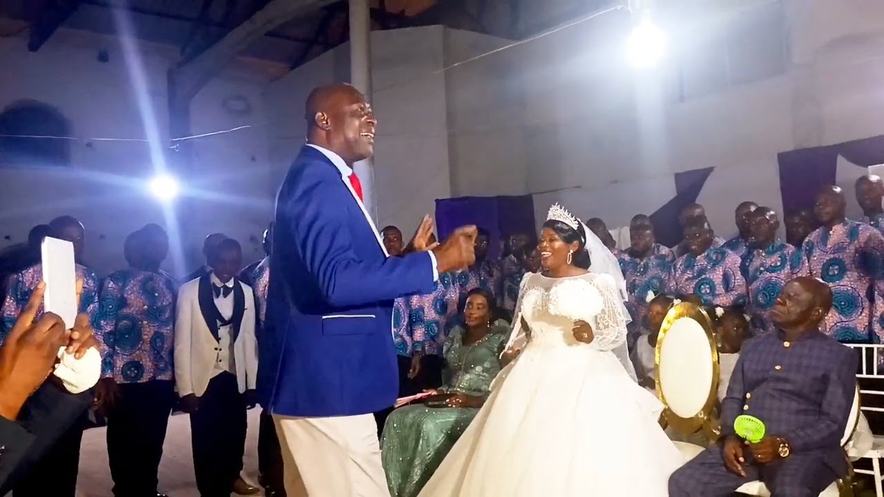 CHOREVEL MERE A CABINDA dans la fête de mariage de DT Mateus bunga de la Chorevel CABINDA à CABINDA