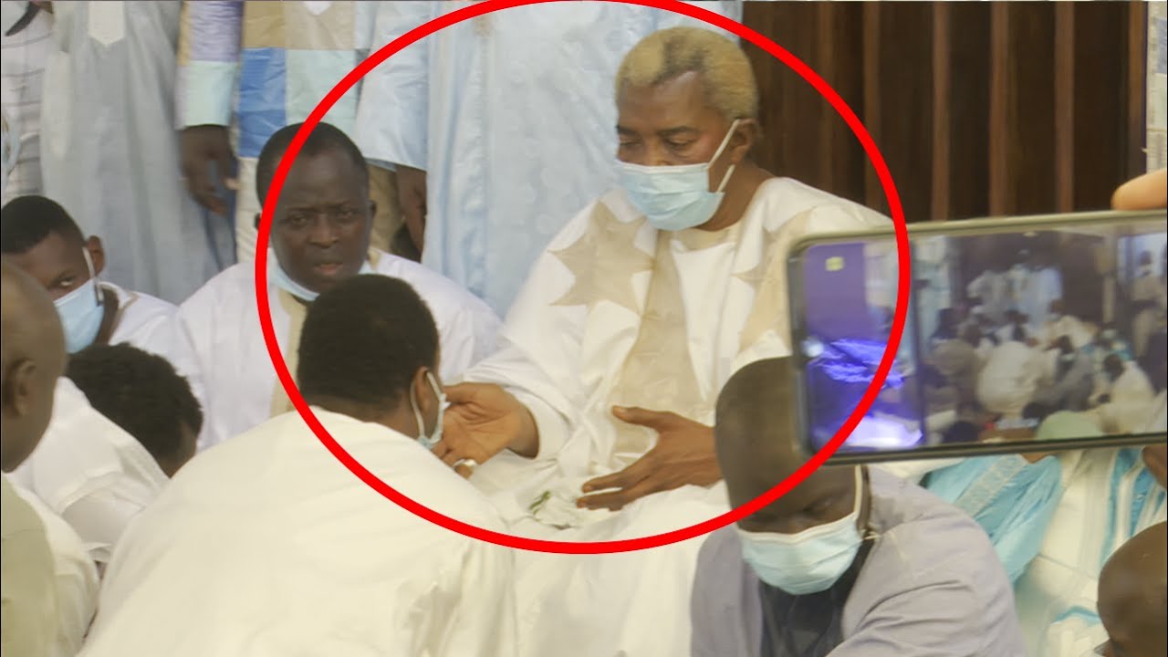 ZIAR de Baye Galass Mbacké,  Le fils aîné de Serigne Abdou Karim Mbacké auprès de son père
