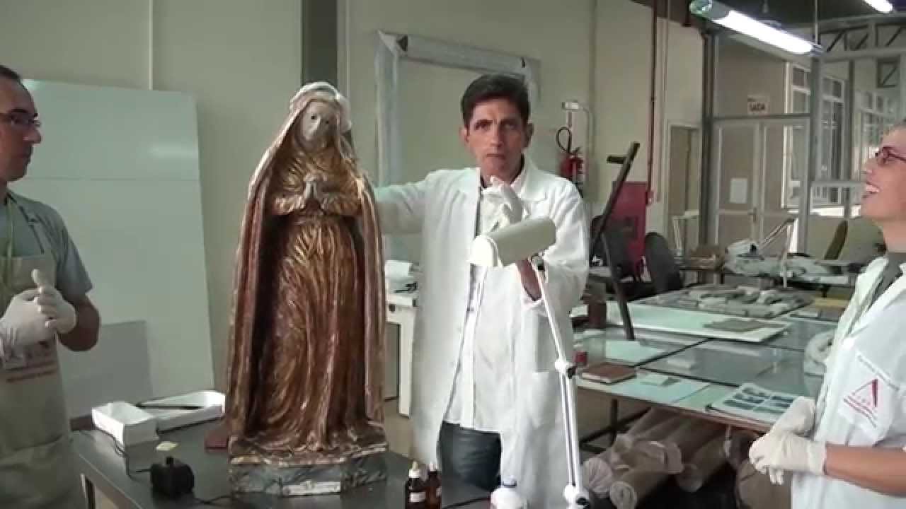 Como é feita a restauração de uma obra sacra?