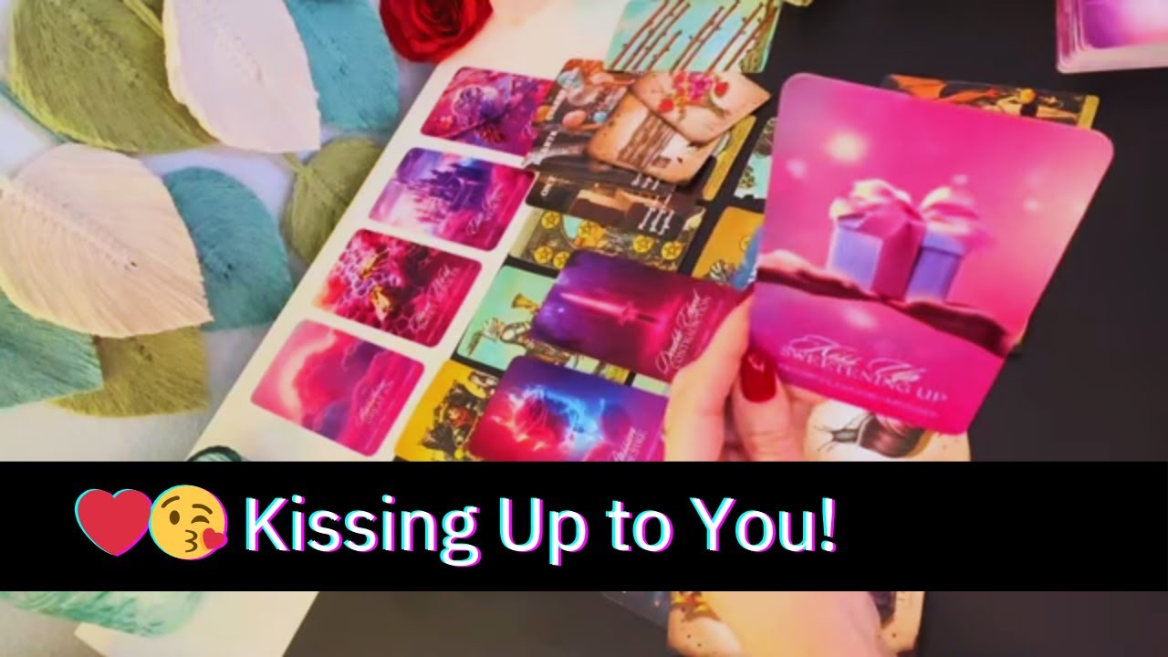 ❤️😘Someone's Going to Be KISSING UP TO YOU! Looks Like There is Options Here! Soulmate tarot reading